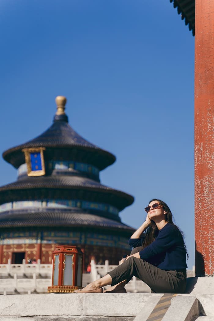 Mujer viendo desde las alturas los templos en su viaje a china