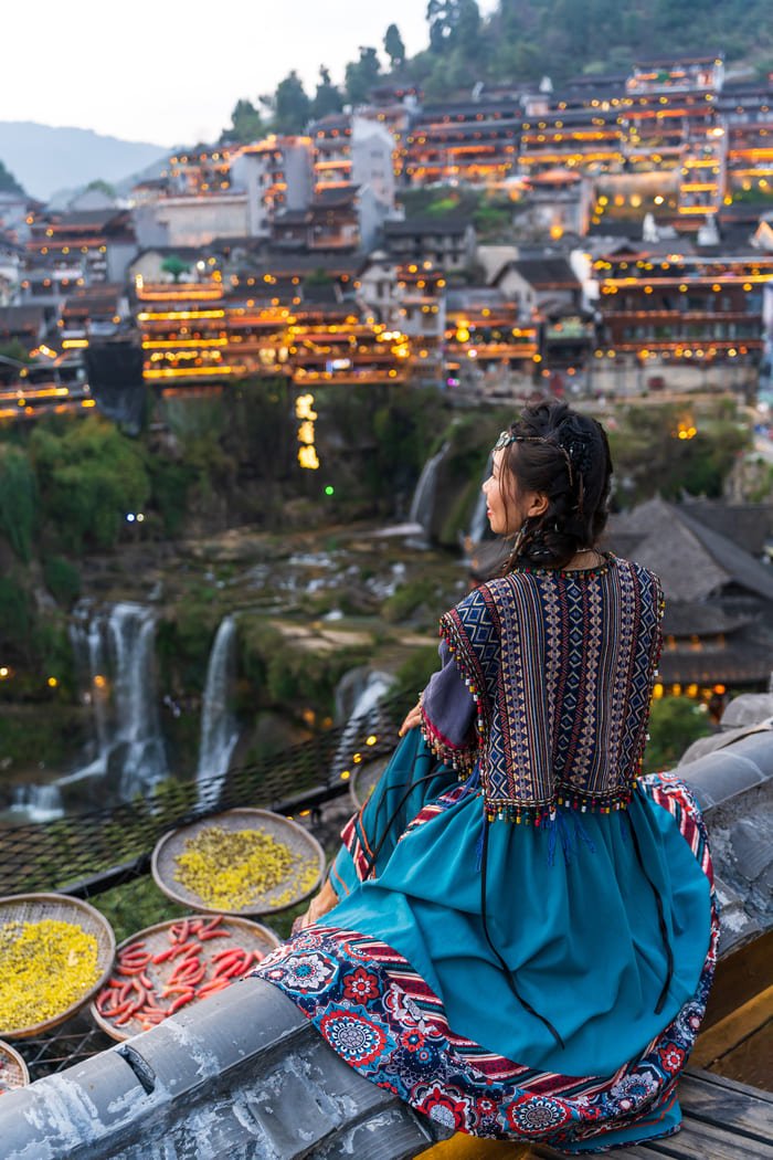 Persona viendo las montañas de Lijiang