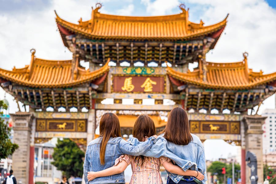 personas viendo un monumento en China en sus vacaciones familiares