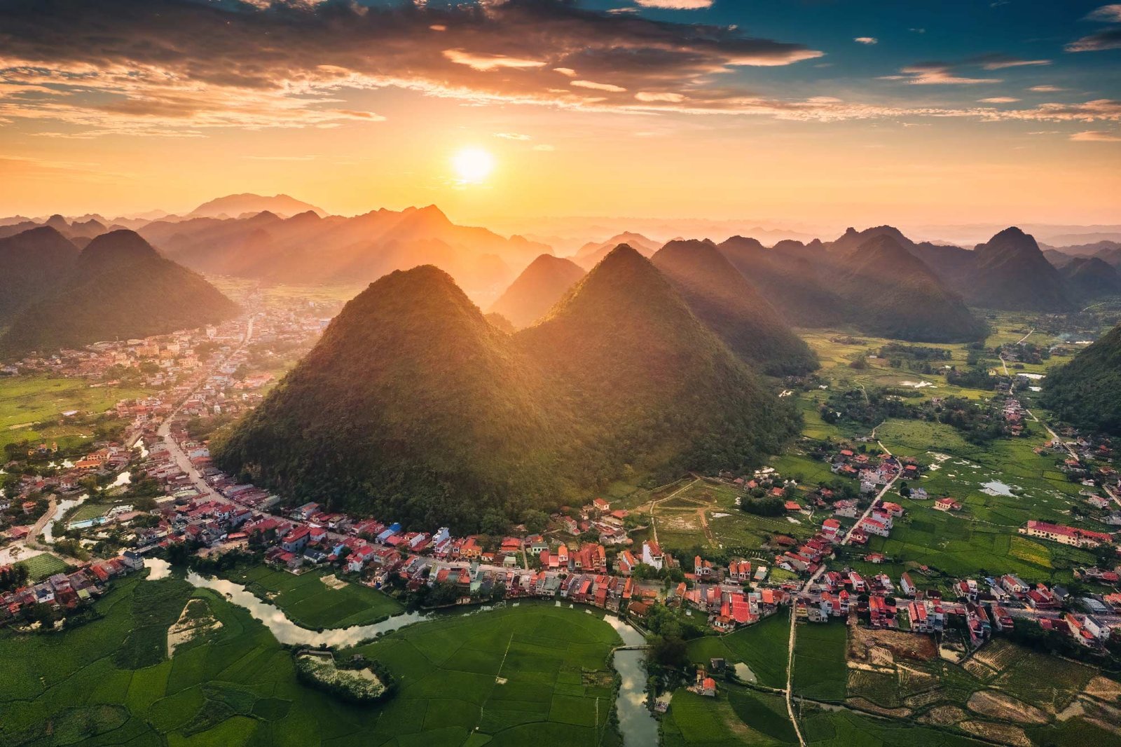 Atardecer atrás de las montañas de Yangsho, China