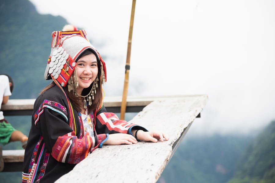 Mujer viendo el paisaje en Yunnan