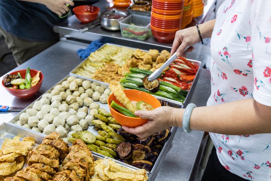 Foto de la comida callejera, despachando para unas personas